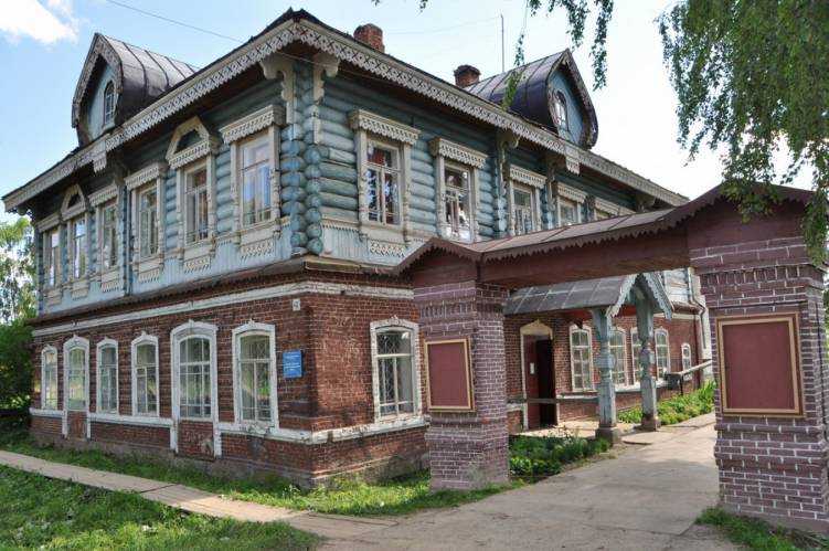 Лальский музей создан в 1990 году на базе общественного Расположен в особняке, ранее принадлежавшем СМ Прянишникову, директору писчебумажной фабрики Наследников Сумкина в Лальске В 80-е годы X