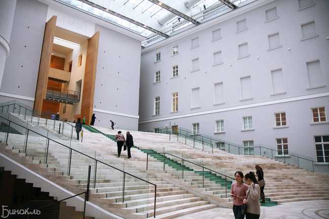 Экспозиция Музея Гвардии, первого в России, размещается в специально отреставрированных для нее залах Главного штаба Около 200 памятников: предметы обмундирования и вооружения, знамена и полковые