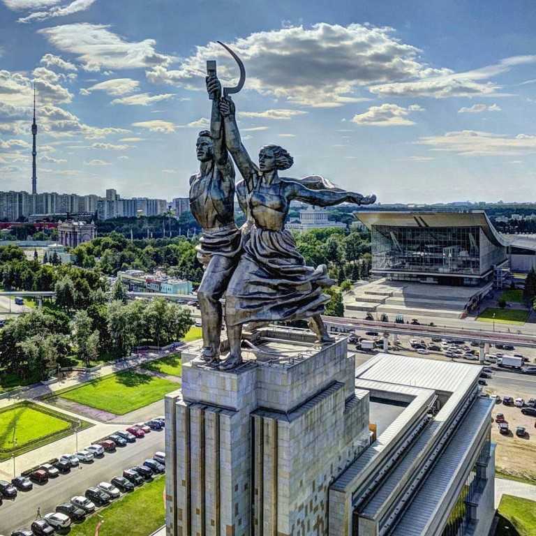 Памятник мухиной рабочий и колхозница
