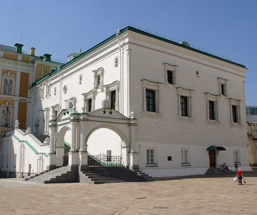 Государственный историко-культурный музей-заповедник Московский Кремль был образован в 1991 году на базе Государственных музеев Московского Кремля Он расположен в центре Москвы, на территории Моско