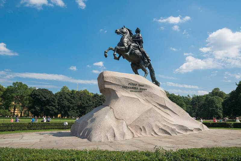 «медный всадник» на сенатской площади в санкт-петербурге - самый известный в россии памятник петру i, который открыли 18 августа 1782 года