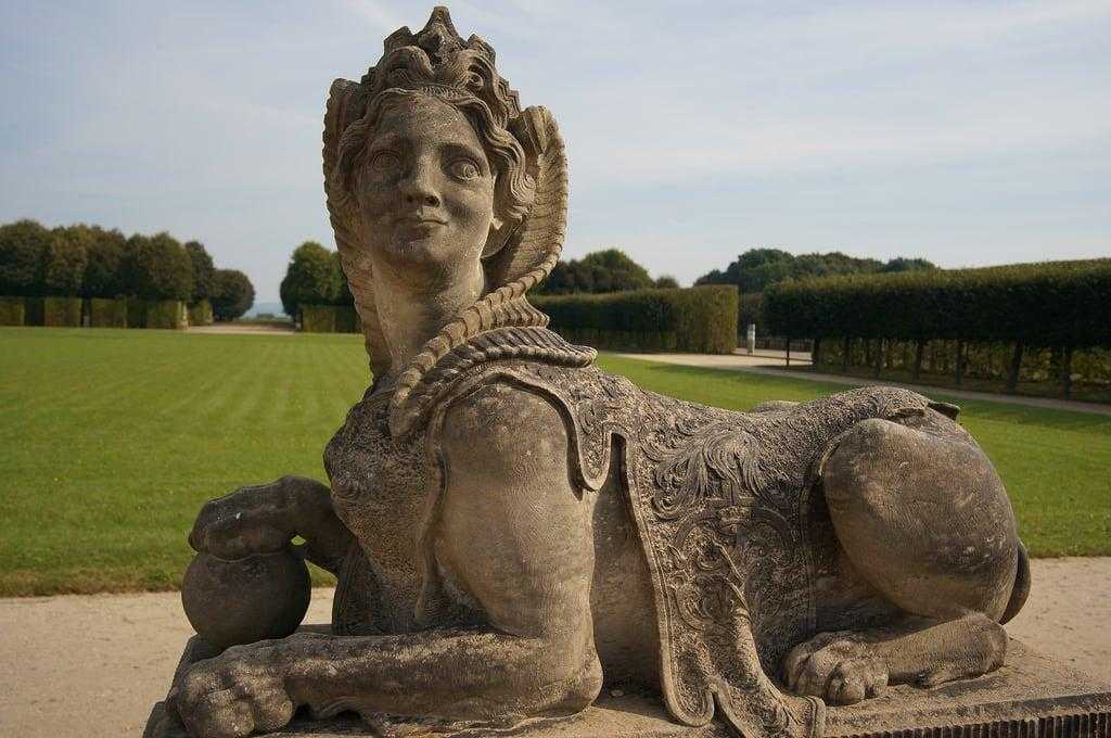Именно на территории Германии не так давно была найдена древнейшая скульптура в Европе Эта женская фигурка на 5 тысячелетий древнее многочисленных венер палеолита Поэтому именно Германию