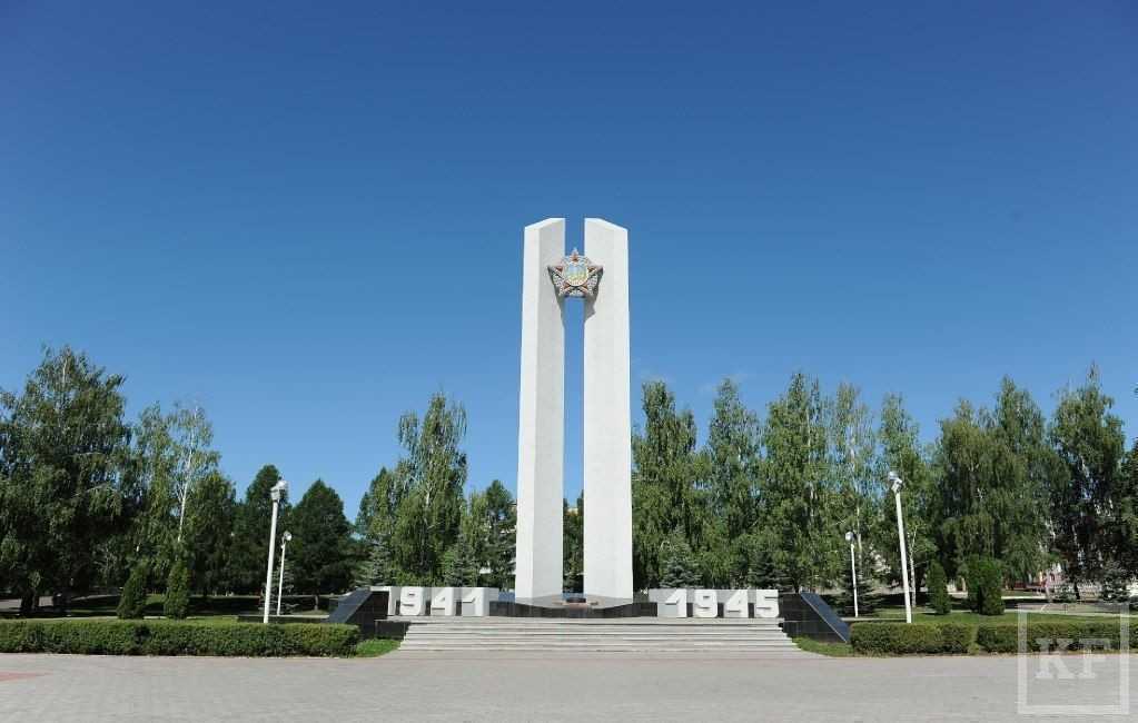 Человек – легенда! в нижнекамске первые лица татарстана и города возложили цветы к памятнику николая васильевича лемаева