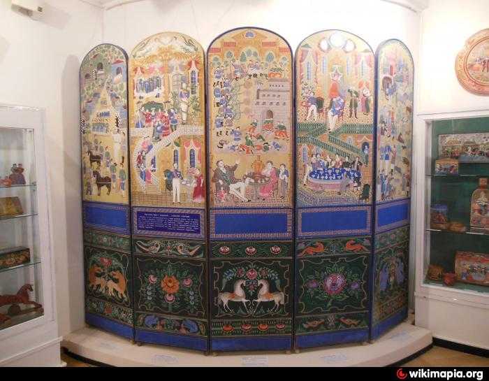 Это самый молодой из всех музеев Московского Кремля Его экспозиция создана из фондов Оружейной палаты только в 1962 году Музей раскрывает особенности развития художественной культуры Росси