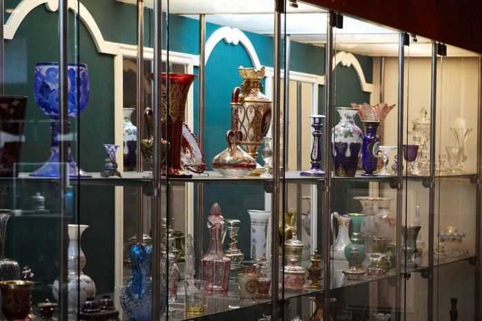 Коллекция была основана в 1789 году при Никольско-Бахметевском заводе  как образцовая комната В 1914 году она упоминается во всех документах как музей Три поколения  Бахметевых и князь Александр Дми