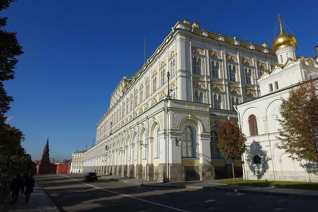 Государственный историко-культурный музей-заповедник Московский Кремль был образован в 1991 году на базе Государственных музеев Московского Кремля Он расположен в центре Москвы, на территории Моско