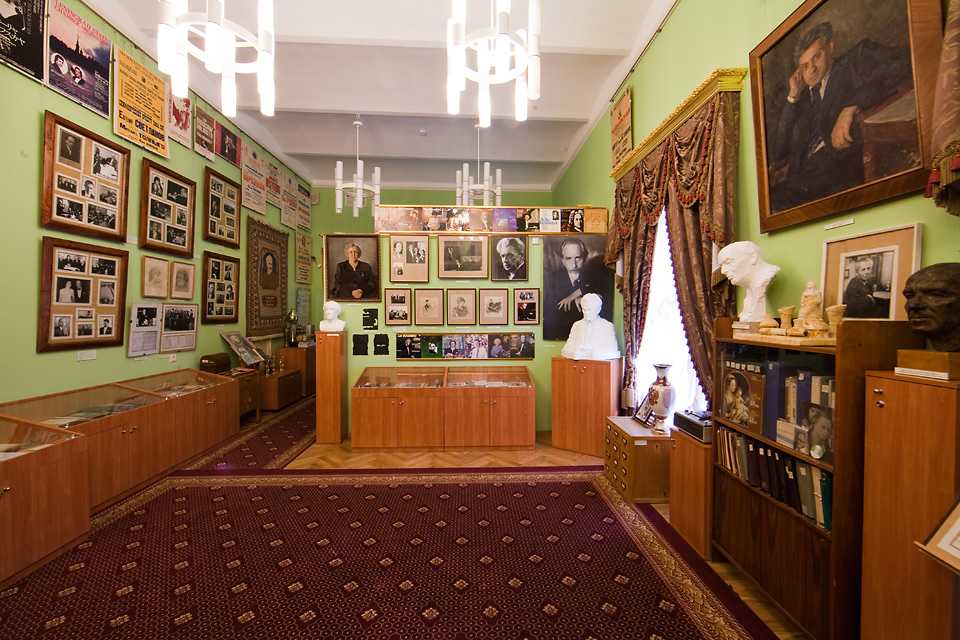 Музей имени НГ Рубинштейна был открыт в Московской консерватории в 1912 году В 1943 году он был превращен в Государственный центральный музей музыкальной культуры В 1954 году музей получил имя МИ