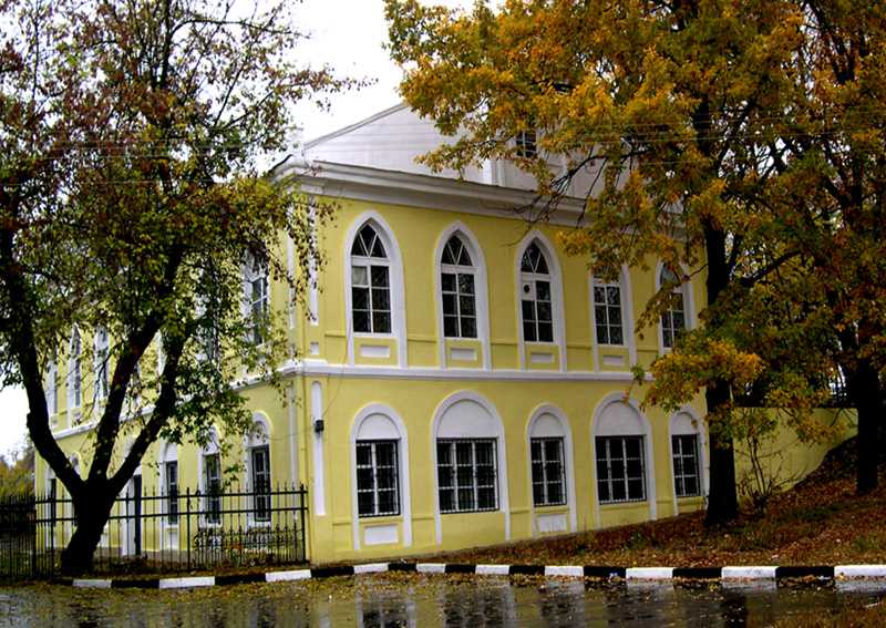 Рославльский историко-художественный музей открылся 7 ноября 1920 г Его основатель СМ Соколовский, чьи  частные коллекции легли в основу музея Во время Великой Отечественной войны все собрание был