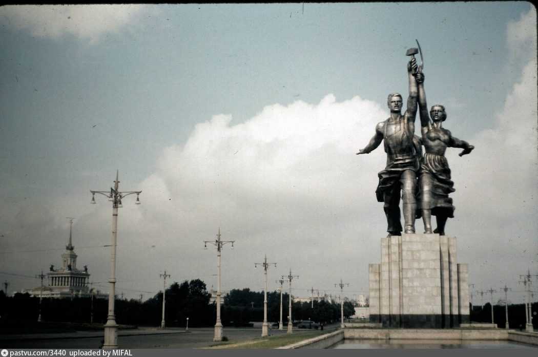 Памятник мухиной рабочий и колхозница