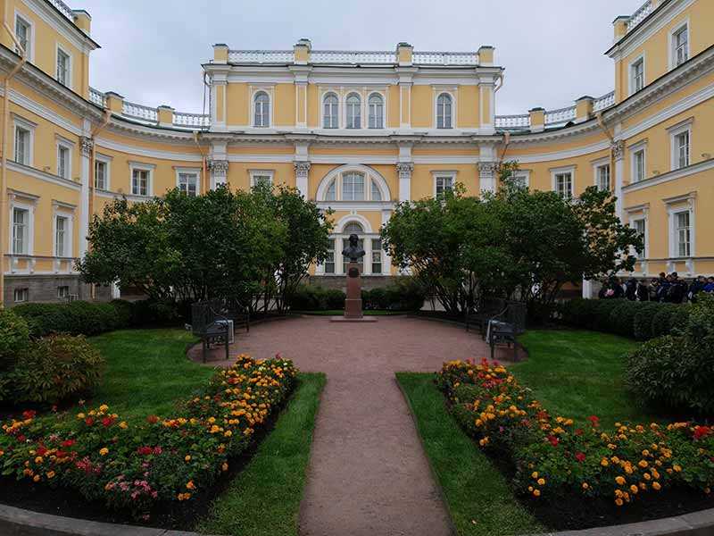 Музей-квартира НА Некрасова открыт в 1946 году в квартире великого русского поэта НА Некрасова на Литейном пр в доме, который за свою многолетнюю историю с конца XVIII века неоднократно менял в