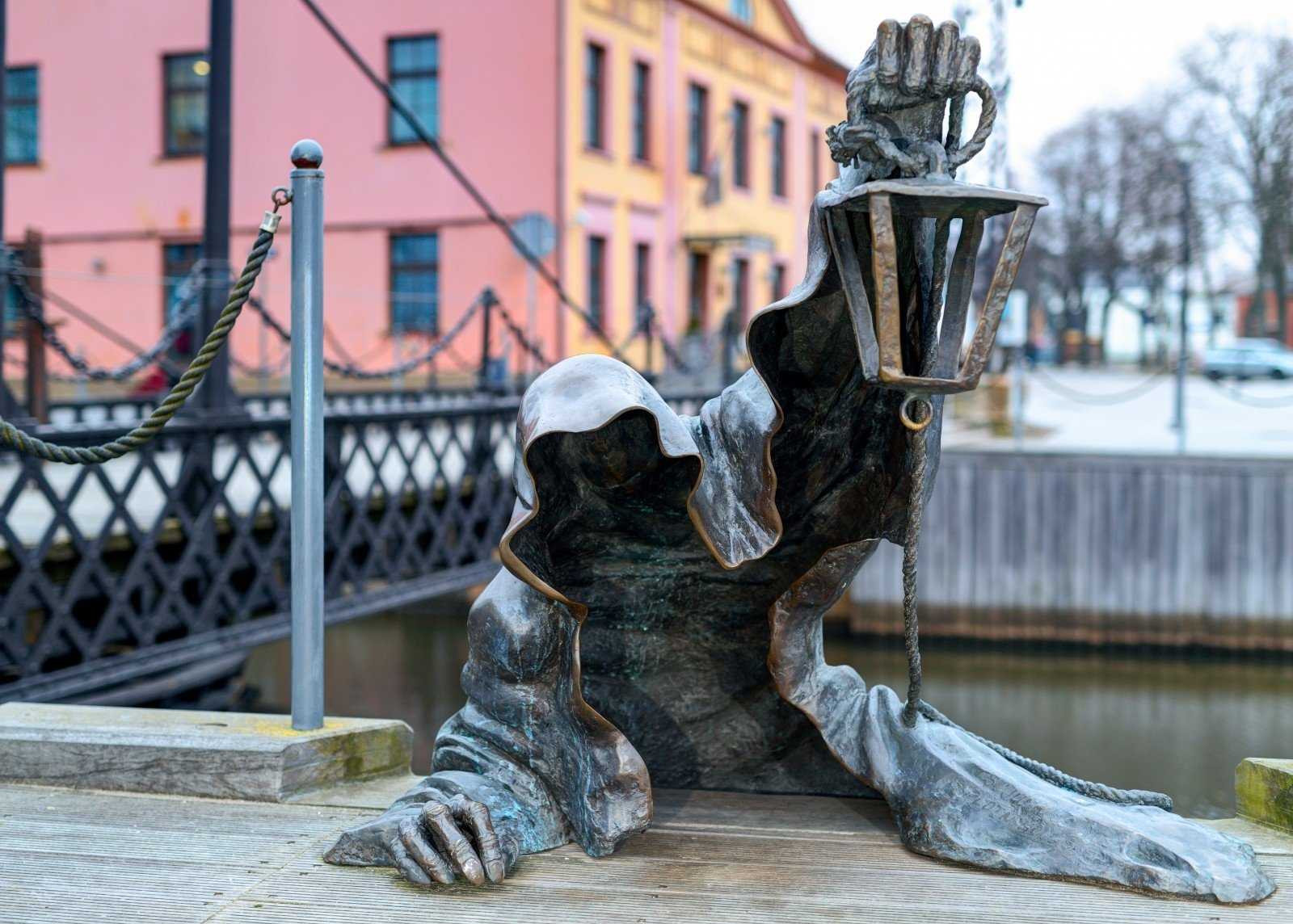 Почему люди создают необычные памятники. Скульптура черный призрак Клайпеда. Скульптура черный призрак в Клайпеде Литва. Черное привидение (Juodasis vaiduoklis), Клайпеда, Литва. Клайпеда памятник призраку.