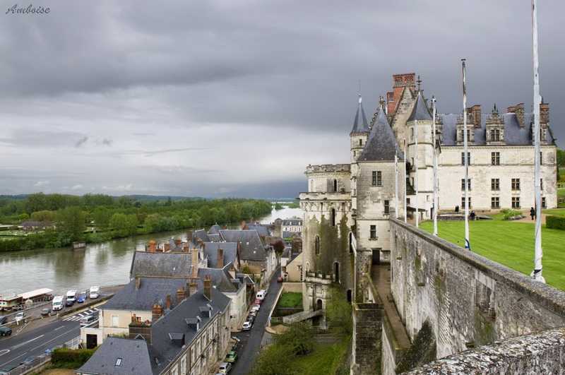 Многие французские короли благосклонно относились к живописным землям долины Луары, возводя на них свои замки-резиденции Но одно из этих зданий не является обычным, замок Кло-Люсе – это пос