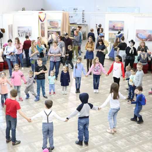 Художественная галерея Метаморфоза популяризирует современное искусство, проводит сменные и привозные выставки, массовые мероприятия, детские занятия художественного творчества
