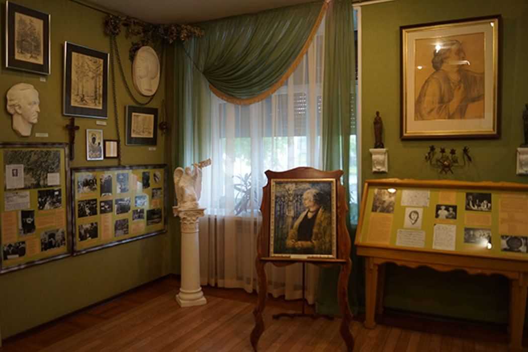 Художественный отдел выделился из состава краеведческого музея в 1938 году, в 1957 г для экспонирования художественных коллекций ему было предоставлено небольшое отдельное помещение на ул Ленина С