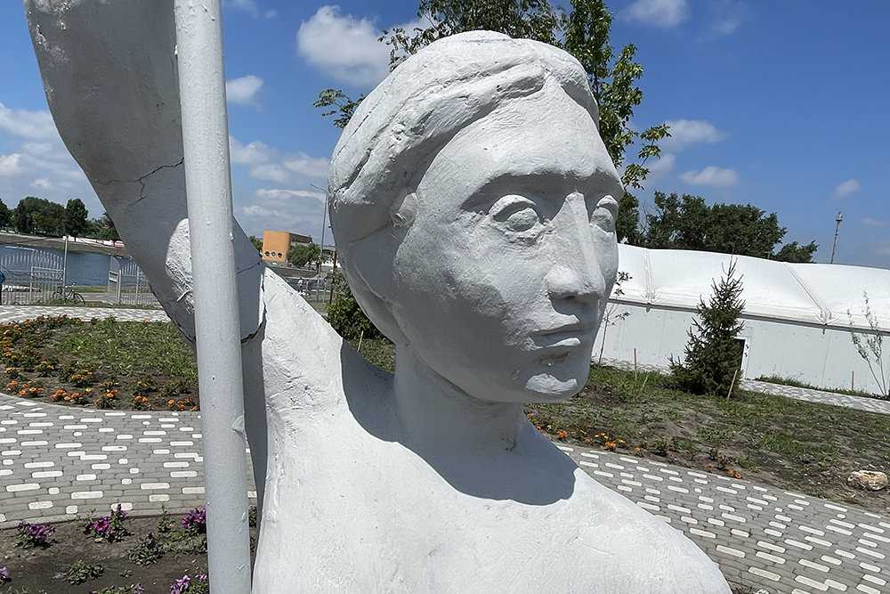 «девушка с веслом»: почему эта скульптура стала культовой в ссср