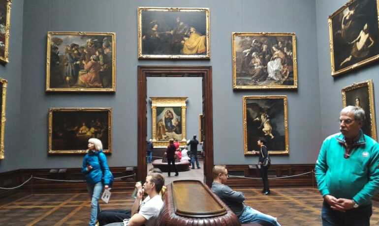 Всемирная слава Дрезденской картинной галереи основана на одной из крупнейших коллекций мировых шедевров живописи В видео о галереи Вы узнаете ее время работы а также адрес