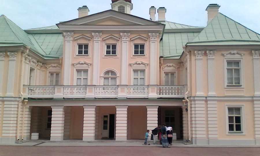 Краеведческий музей г Ломоносова, созданный в 1970 году, располагается в историческом центре города в здании - памятнике архитектуры местного значения Музей обладает интересным фондом экспонатов и и