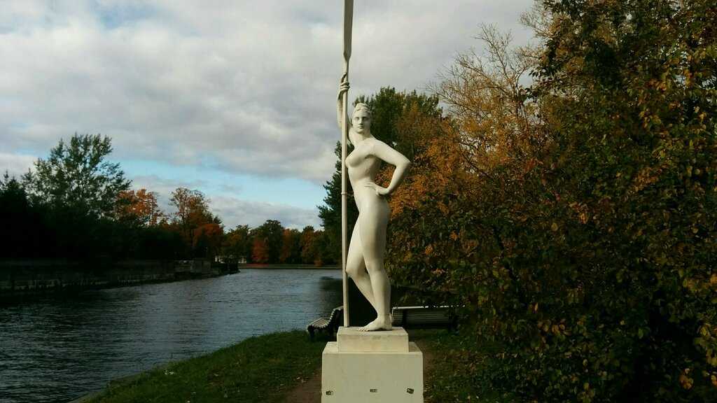 «девушка с веслом»: почему эта скульптура стала культовой в ссср - русская семерка