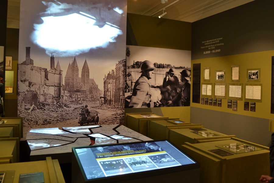 В основе экспозиции музея - материал, собранный в тяжелейших военных условиях, задолго до освобождения области, и представленный на выставке Великая Отечественная война на Смоленщине в 1944 году в з