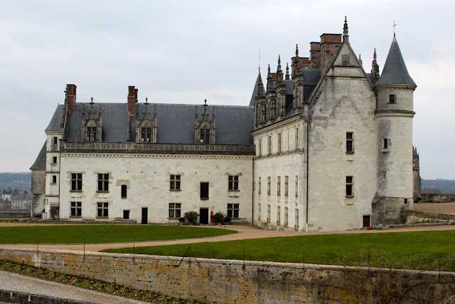 Многие французские короли благосклонно относились к живописным землям долины Луары, возводя на них свои замки-резиденции Но одно из этих зданий не является обычным, замок Кло-Люсе – это пос