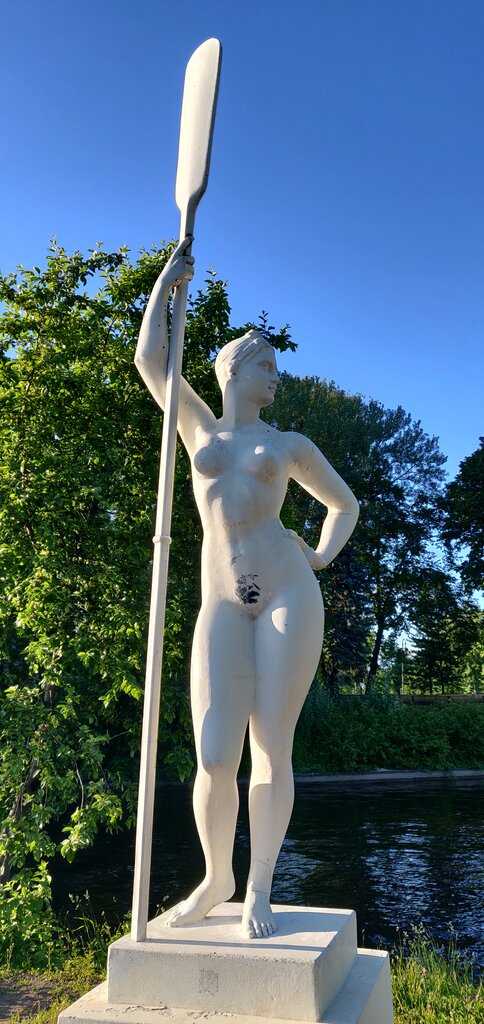 «девушка с веслом»: тайна самой откровенной советской скульптуры