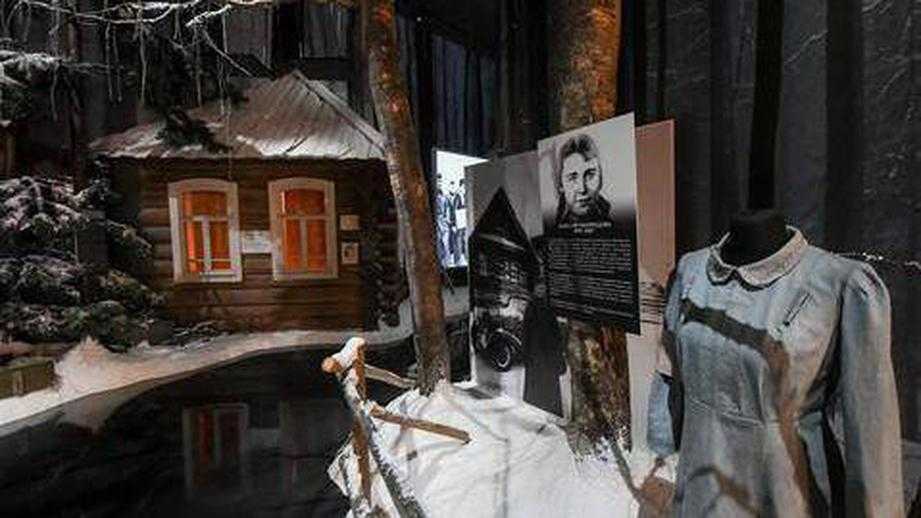 Небольшой музей Веры Волошиной расположен в деревне Крюково Он был открыт 29 июня2012 года Вера была казнена немцами в тот же день, что и Зоя Космодемьянская, 29 ноября 1941 года Но если на казнь