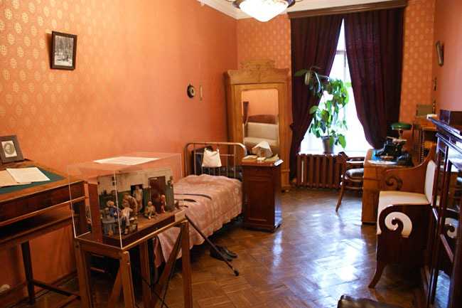 Музей - квартира м. м. зощенко "xx век" в санкт-петербурге