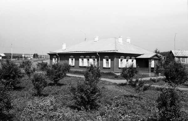 В 1887 году семья Ульяновых, переехавшая в Самару из Симбирска вскоре после казни старшего сына Александра, купила землю и дом в Алакаевке В 1897 году Ульяновы переехали в Москву, продав имение купцу