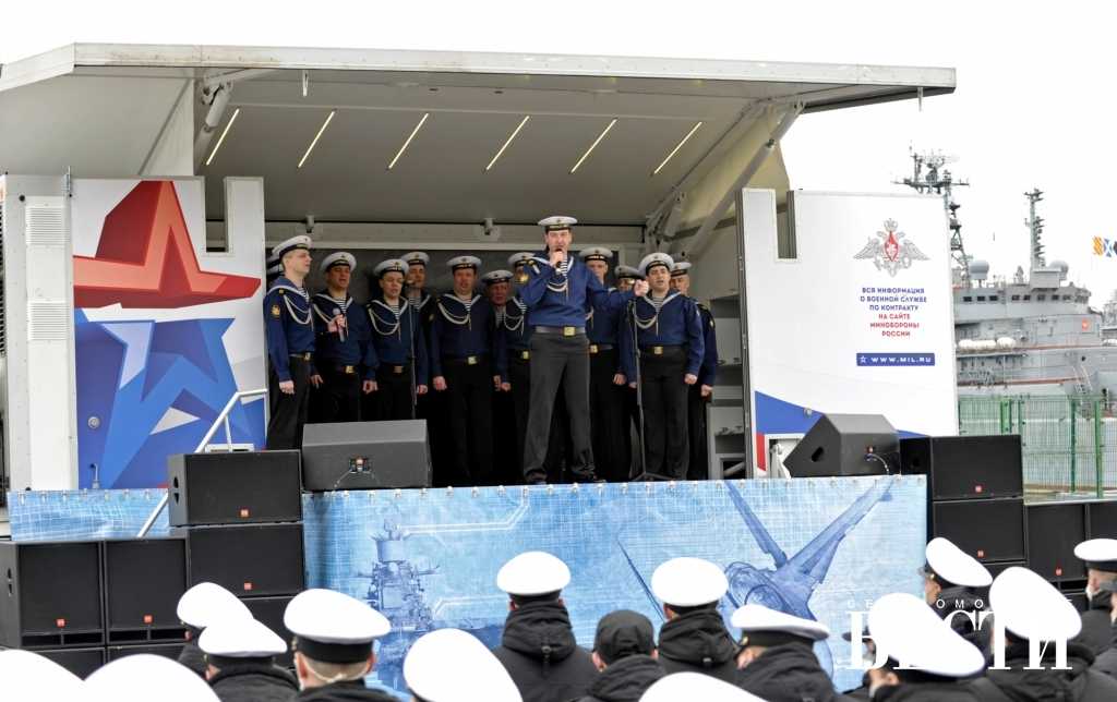 30 июля 1983 года в Североморске на площади Мужества был открыт мемориальный комплекс защитникам Заполярья, включающий в себя крейсерскую подводную лодку К-21 Подводная лодка была спущена на во
