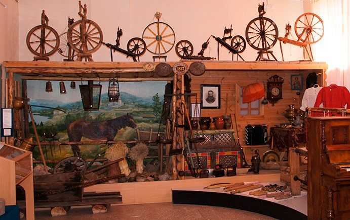 Карпинский краеведческий музей был открыт 23 октября 1981 г Экспозиция представлена отделами природы, истории Богословского горного округа и развития буроугольного месторождения, военно-историческим
